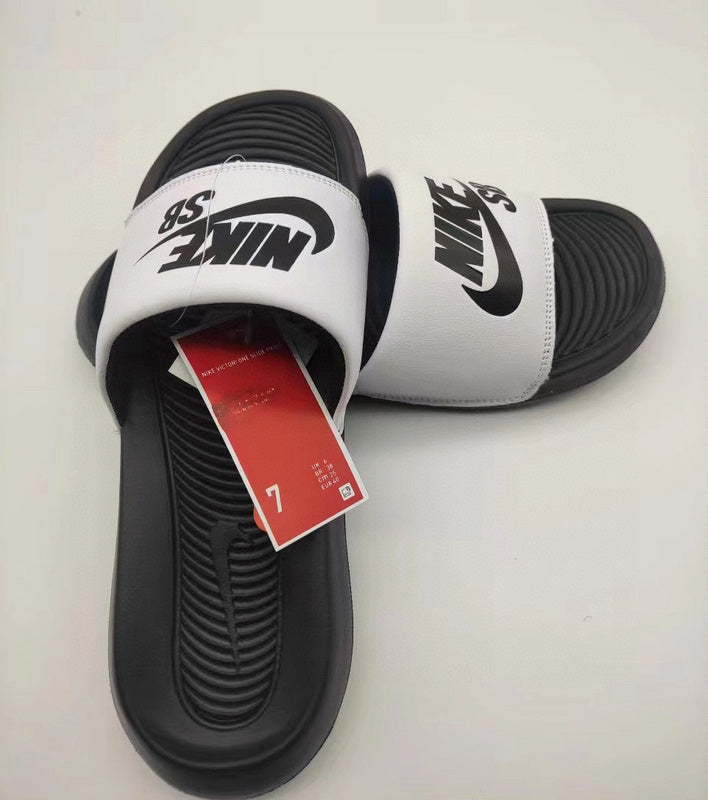 Les sandales claquettes nike sont un incontournable pour ceux qui recherchent un mélange parfait entre confort et style décontracté.