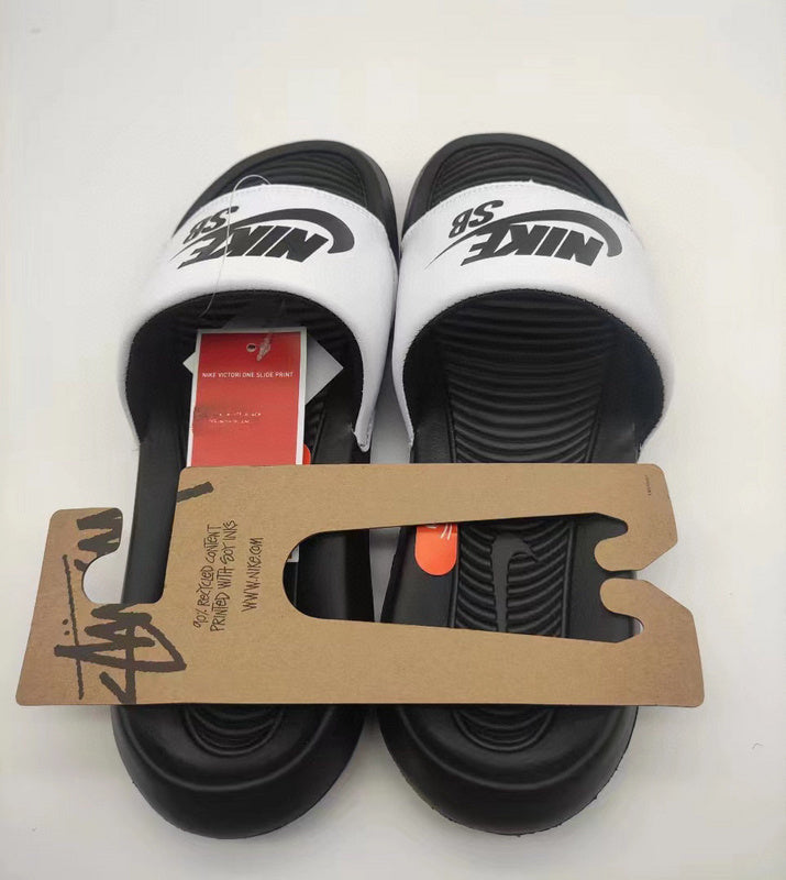Les sandales claquettes nike sont un incontournable pour ceux qui recherchent un mélange parfait entre confort et style décontracté.