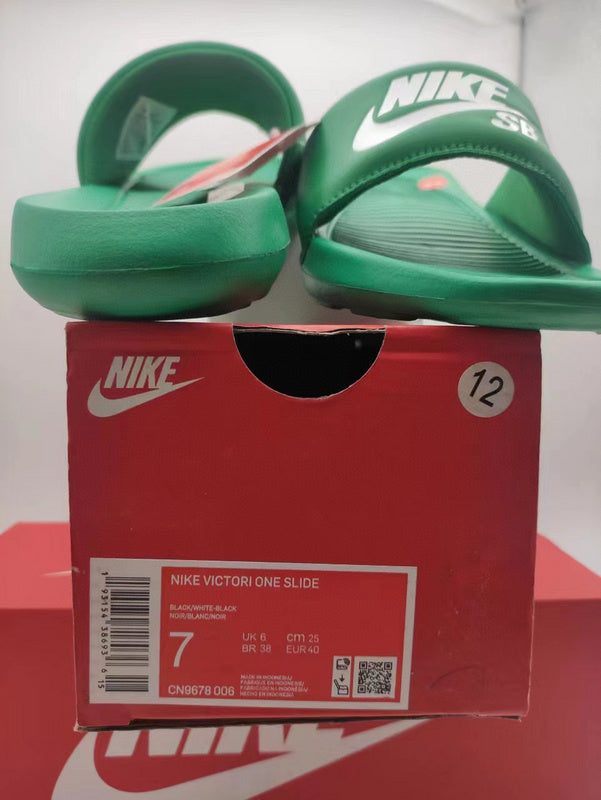 Les sandales claquettes nike sont un incontournable pour ceux qui recherchent un mélange parfait entre confort et style décontracté.