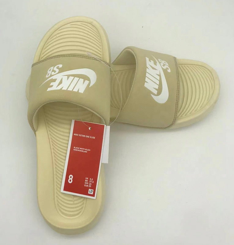 Les sandales claquettes nike sont un incontournable pour ceux qui recherchent un mélange parfait entre confort et style décontracté.