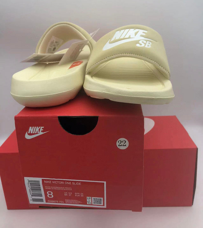 Les sandales claquettes nike sont un incontournable pour ceux qui recherchent un mélange parfait entre confort et style décontracté.