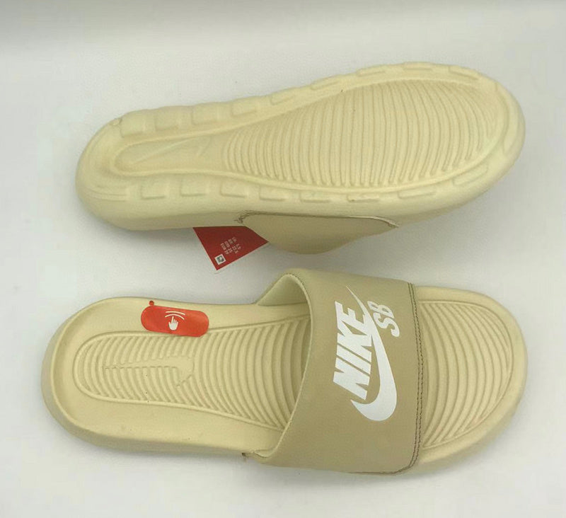 Les sandales claquettes nike sont un incontournable pour ceux qui recherchent un mélange parfait entre confort et style décontracté.