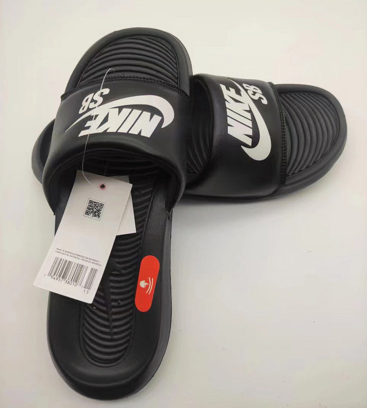 Les sandales claquettes nike sont un incontournable pour ceux qui recherchent un mélange parfait entre confort et style décontracté.