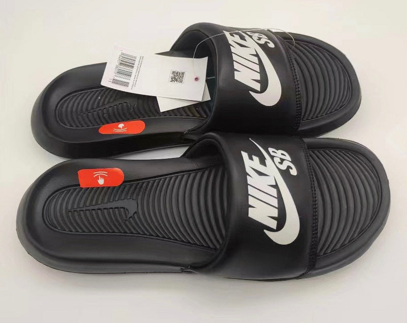 Les sandales claquettes nike sont un incontournable pour ceux qui recherchent un mélange parfait entre confort et style décontracté.