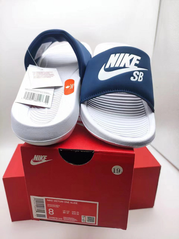 Les sandales claquettes nike sont un incontournable pour ceux qui recherchent un mélange parfait entre confort et style décontracté.