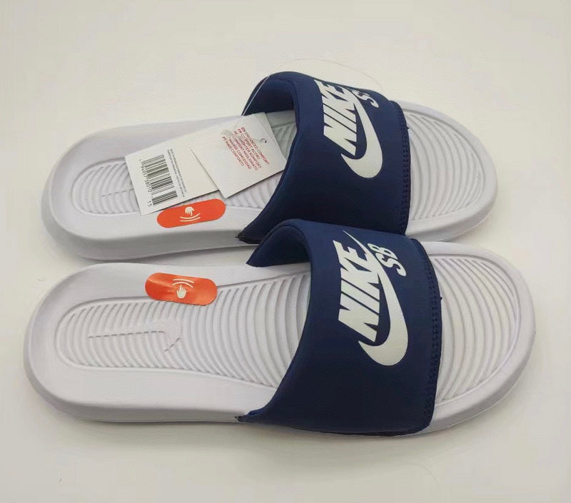 Les sandales claquettes nike sont un incontournable pour ceux qui recherchent un mélange parfait entre confort et style décontracté.