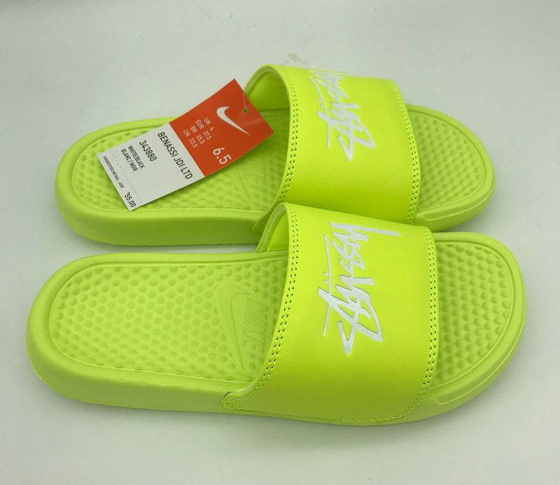 Les sandales claquettes nike sont un incontournable pour ceux qui recherchent un mélange parfait entre confort et style décontracté.