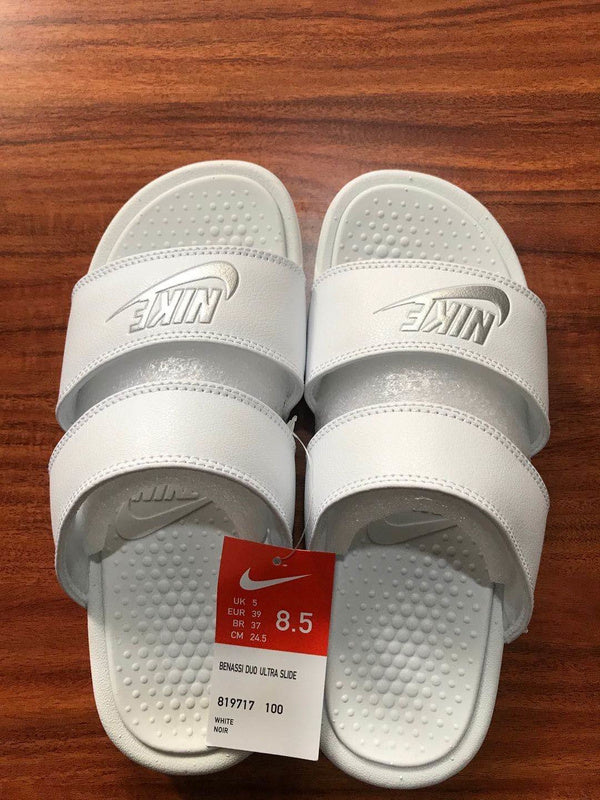 Les sandales claquettes nike sont un incontournable pour ceux qui recherchent un mélange parfait entre confort et style décontracté.
