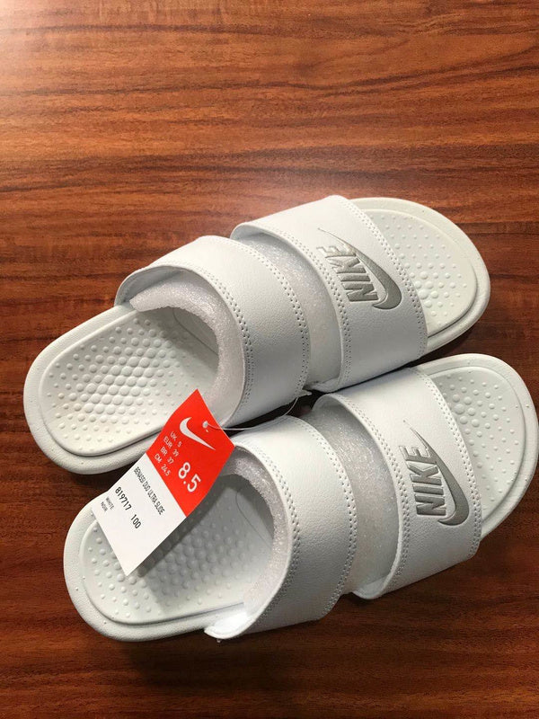 Les sandales claquettes nike sont un incontournable pour ceux qui recherchent un mélange parfait entre confort et style décontracté.