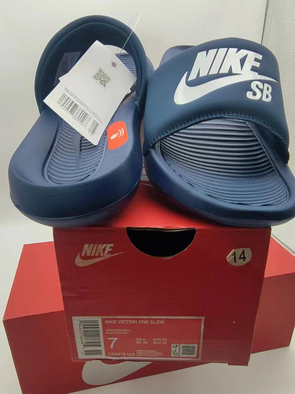 Les sandales claquettes nike sont un incontournable pour ceux qui recherchent un mélange parfait entre confort et style décontracté.
