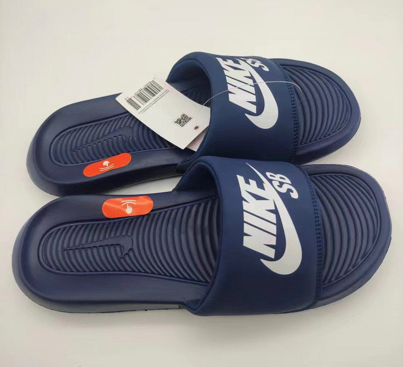 Les sandales claquettes nike sont un incontournable pour ceux qui recherchent un mélange parfait entre confort et style décontracté.