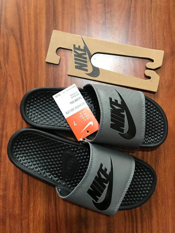 Les sandales claquettes nike sont un incontournable pour ceux qui recherchent un mélange parfait entre confort et style décontracté.