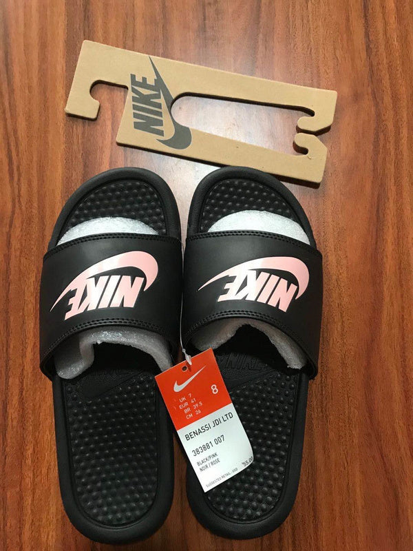 Les sandales claquettes nike sont un incontournable pour ceux qui recherchent un mélange parfait entre confort et style décontracté.