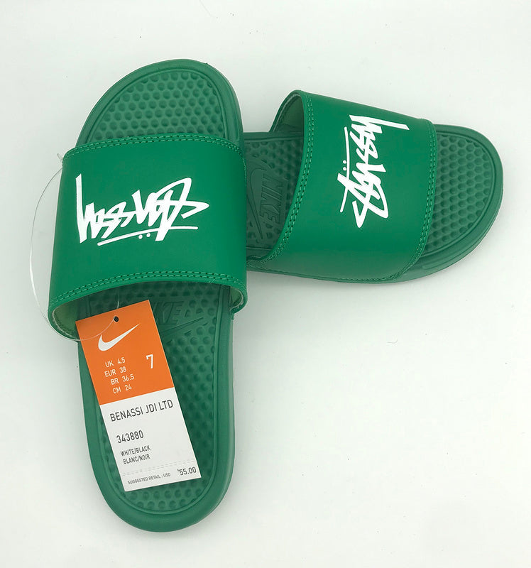 Les sandales claquettes nike sont un incontournable pour ceux qui recherchent un mélange parfait entre confort et style décontracté.