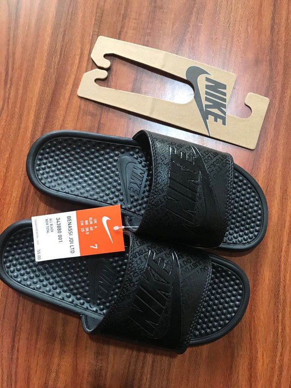 Les sandales claquettes nike sont un incontournable pour ceux qui recherchent un mélange parfait entre confort et style décontracté.