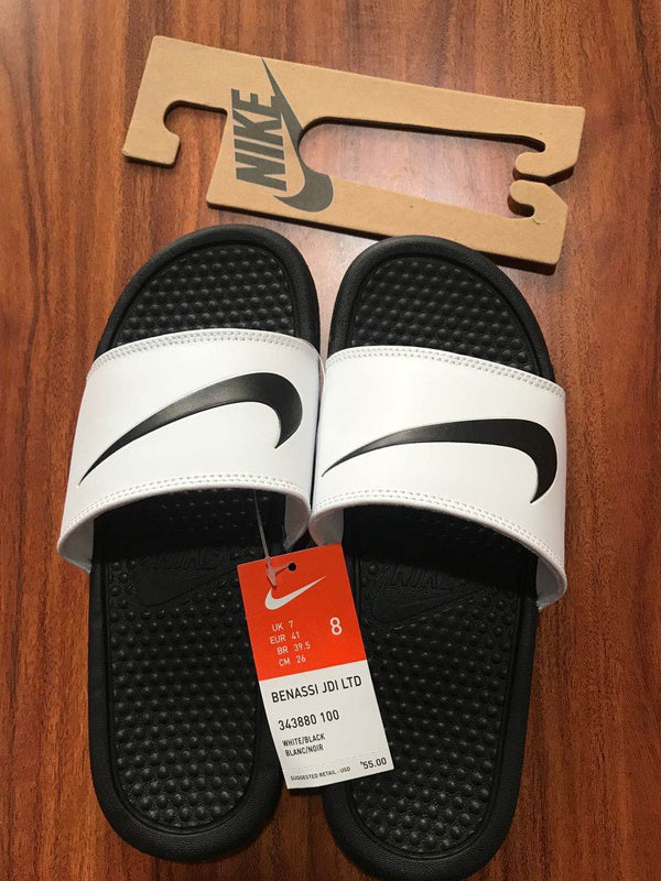 Les sandales claquettes nike sont un incontournable pour ceux qui recherchent un mélange parfait entre confort et style décontracté.