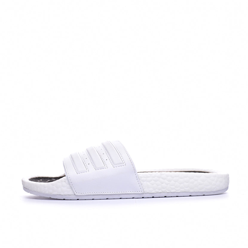 Les sandales claquettes Adidas sont un incontournable pour ceux qui recherchent un mélange parfait entre confort et style décontracté.