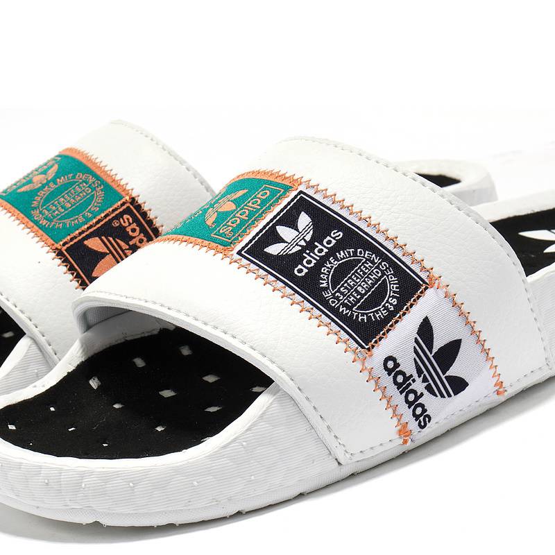 Les sandales claquettes Adidas sont un incontournable pour ceux qui recherchent un mélange parfait entre confort et style décontracté.