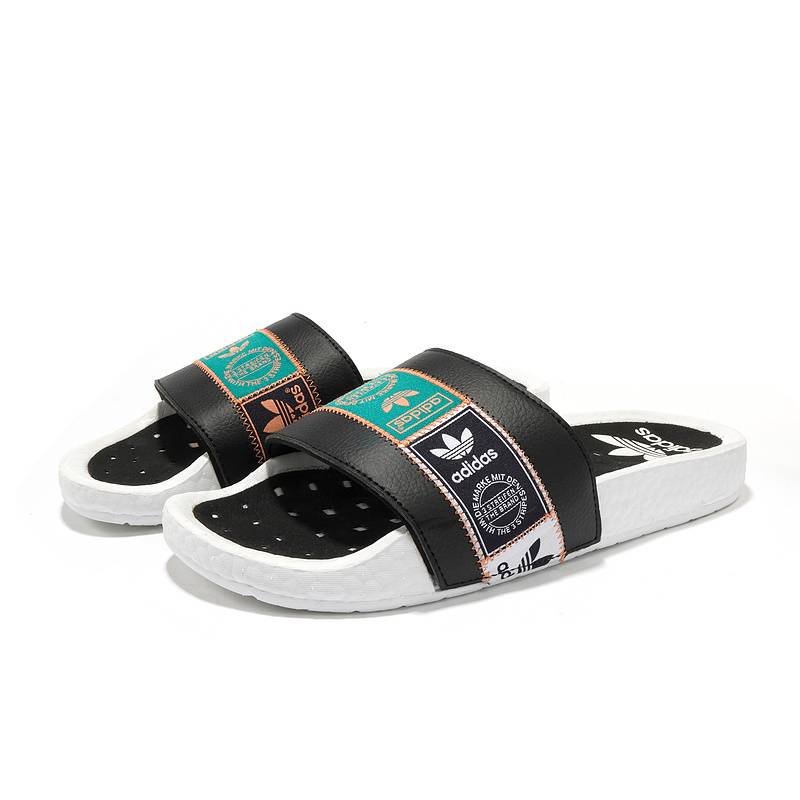 Les sandales claquettes Adidas sont un incontournable pour ceux qui recherchent un mélange parfait entre confort et style décontracté.