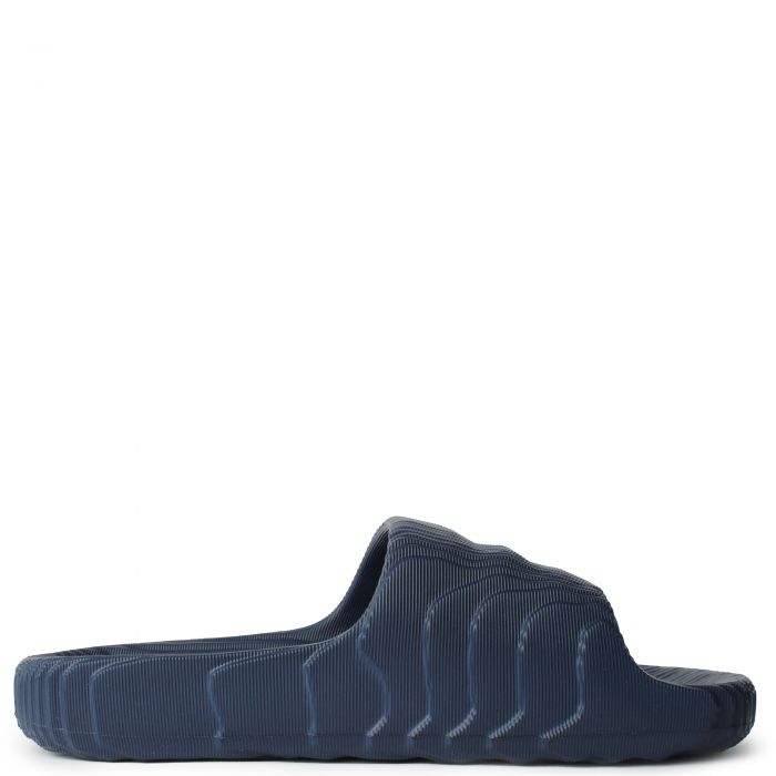 Les sandales claquettes Adidas sont un incontournable pour ceux qui recherchent un mélange parfait entre confort et style décontracté.
