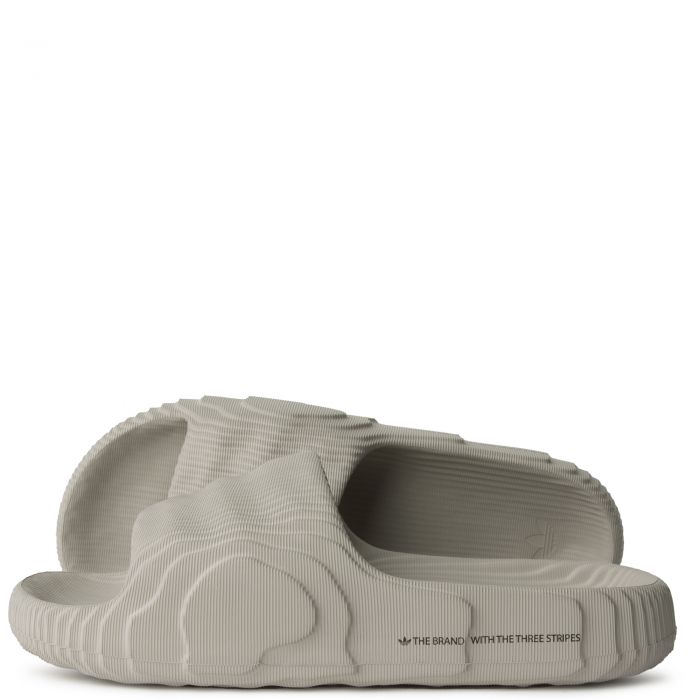 Les sandales claquettes Adidas sont un incontournable pour ceux qui recherchent un mélange parfait entre confort et style décontracté.