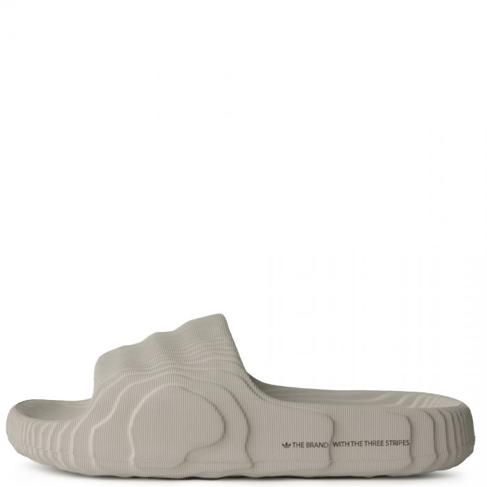 Les sandales claquettes Adidas sont un incontournable pour ceux qui recherchent un mélange parfait entre confort et style décontracté.