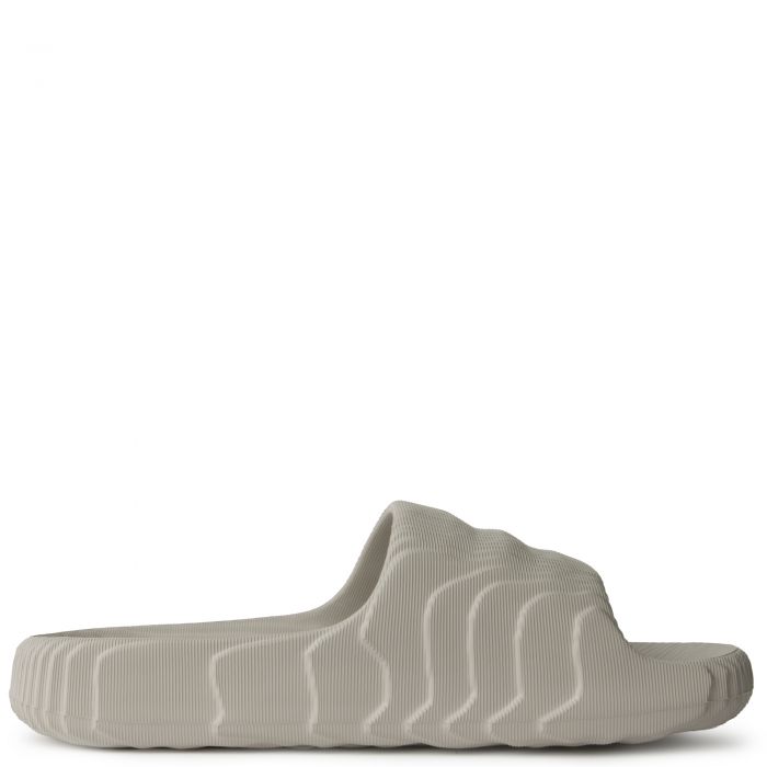 Les sandales claquettes Adidas sont un incontournable pour ceux qui recherchent un mélange parfait entre confort et style décontracté.