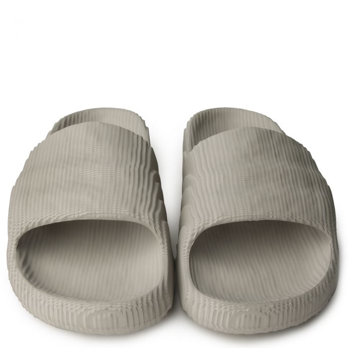 Les sandales claquettes Adidas sont un incontournable pour ceux qui recherchent un mélange parfait entre confort et style décontracté.