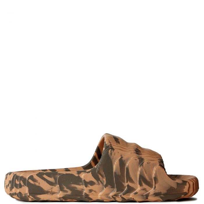 Les sandales claquettes Adidas sont un incontournable pour ceux qui recherchent un mélange parfait entre confort et style décontracté.