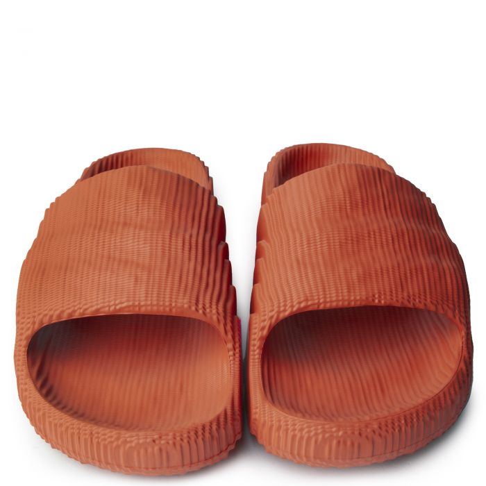 Les sandales claquettes Adidas sont un incontournable pour ceux qui recherchent un mélange parfait entre confort et style décontracté.