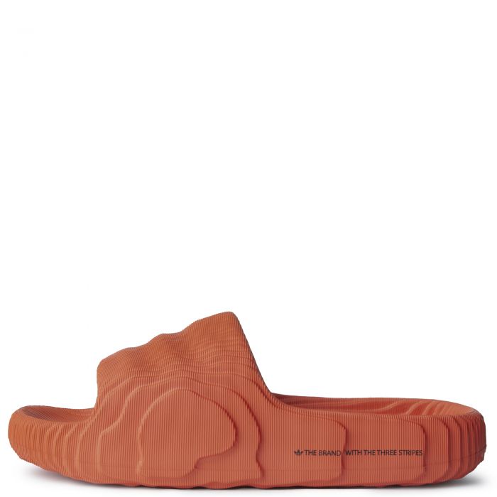 Les sandales claquettes Adidas sont un incontournable pour ceux qui recherchent un mélange parfait entre confort et style décontracté.