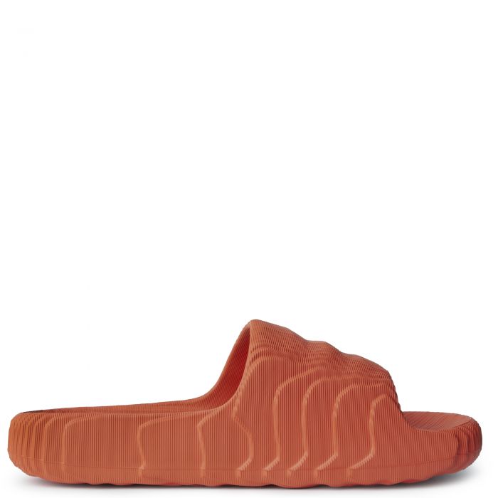 Les sandales claquettes Adidas sont un incontournable pour ceux qui recherchent un mélange parfait entre confort et style décontracté.