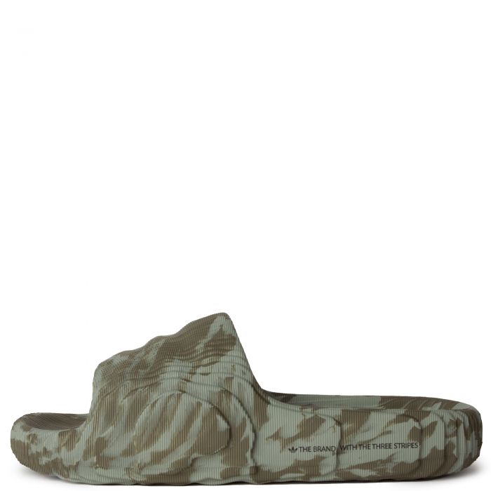 Les sandales claquettes Adidas sont un incontournable pour ceux qui recherchent un mélange parfait entre confort et style décontracté.