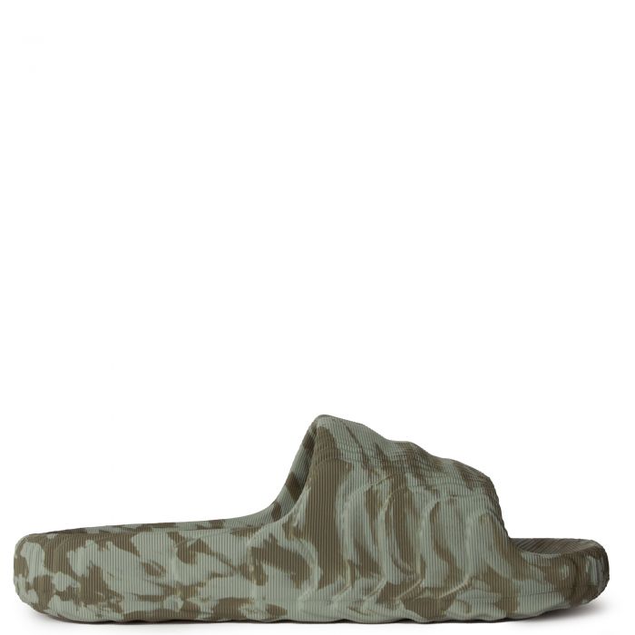 Les sandales claquettes Adidas sont un incontournable pour ceux qui recherchent un mélange parfait entre confort et style décontracté.