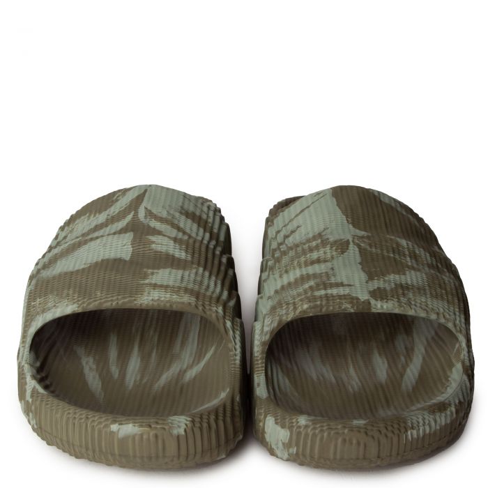 Les sandales claquettes Adidas sont un incontournable pour ceux qui recherchent un mélange parfait entre confort et style décontracté.