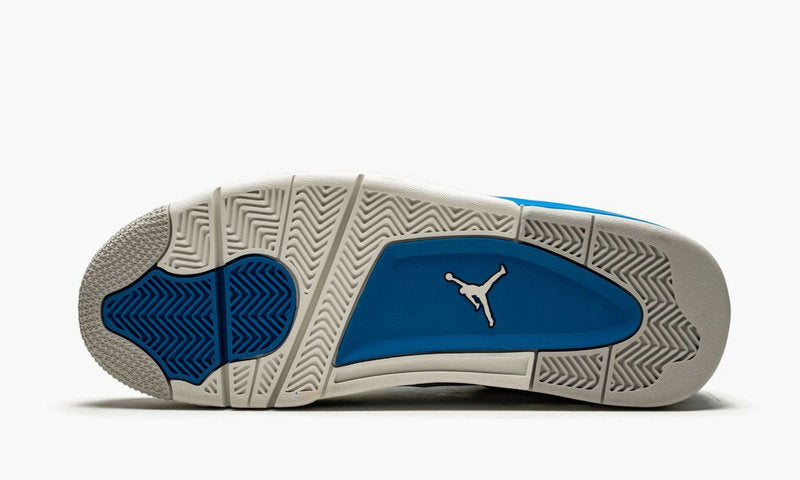Les baskets grande taille Jordan 4 offrent le même style iconique que le modèle original, tout en répondant aux besoins des pointures supérieures.