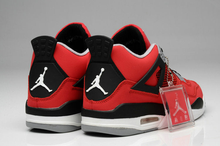 Les baskets grande taille Jordan 4 offrent le même style iconique que le modèle original, tout en répondant aux besoins des pointures supérieures.