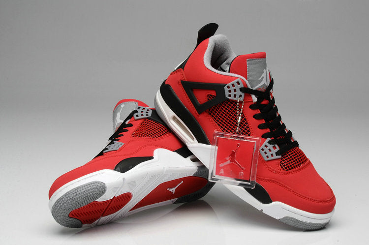 Les baskets grande taille Jordan 4 offrent le même style iconique que le modèle original, tout en répondant aux besoins des pointures supérieures.