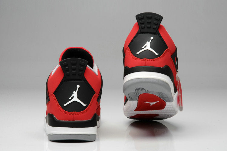 Les baskets grande taille Jordan 4 offrent le même style iconique que le modèle original, tout en répondant aux besoins des pointures supérieures.