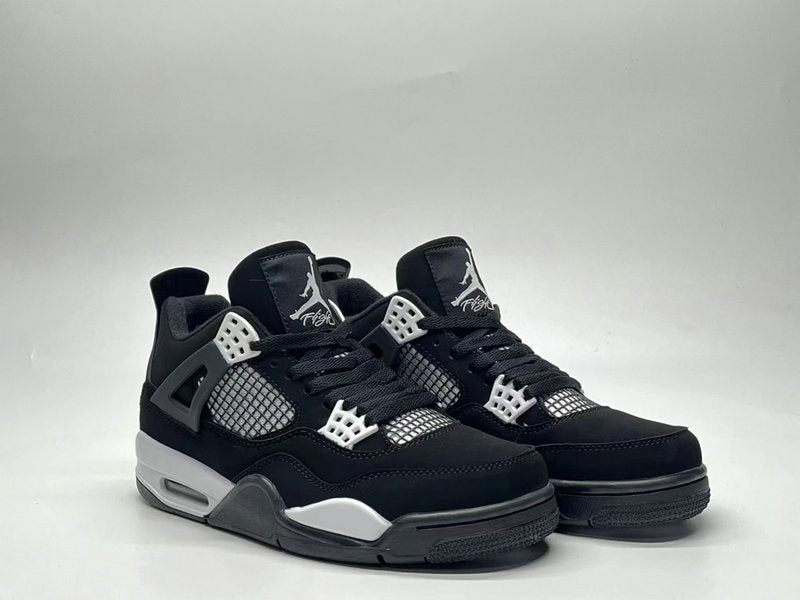 Les baskets grande taille Jordan 4 offrent le même style iconique que le modèle original, tout en répondant aux besoins des pointures supérieures.