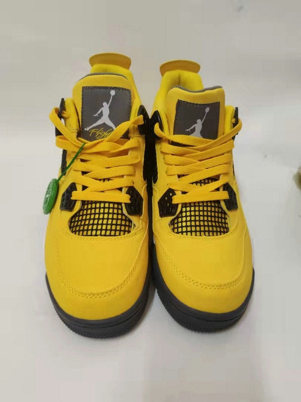 Les baskets grande taille Jordan 4 offrent le même style iconique que le modèle original, tout en répondant aux besoins des pointures supérieures.