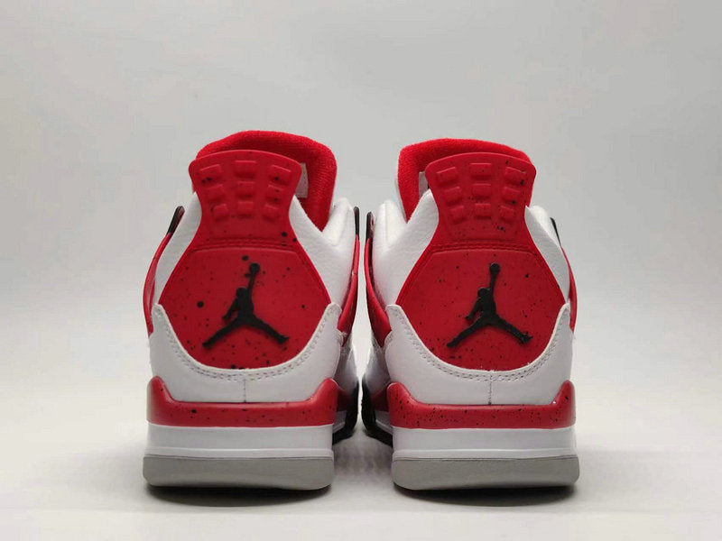 Les baskets grande taille Jordan 4 offrent le même style iconique que le modèle original, tout en répondant aux besoins des pointures supérieures.