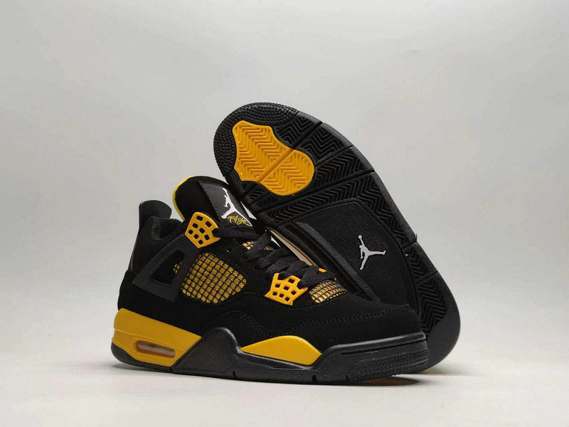 Les baskets grande taille Jordan 4 offrent le même style iconique que le modèle original, tout en répondant aux besoins des pointures supérieures.