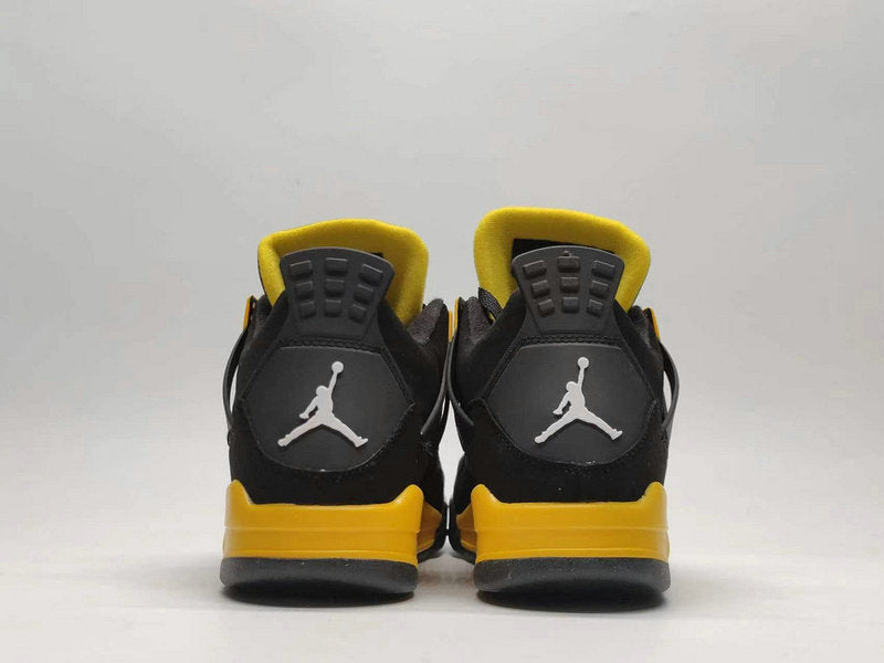 Les baskets grande taille Jordan 4 offrent le même style iconique que le modèle original, tout en répondant aux besoins des pointures supérieures.