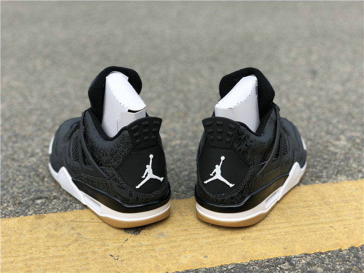 Les baskets grande taille Jordan 4 offrent le même style iconique que le modèle original, tout en répondant aux besoins des pointures supérieures.