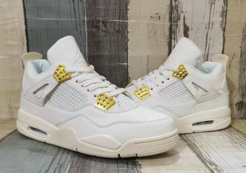 Les baskets grande taille Jordan 4 offrent le même style iconique que le modèle original, tout en répondant aux besoins des pointures supérieures.