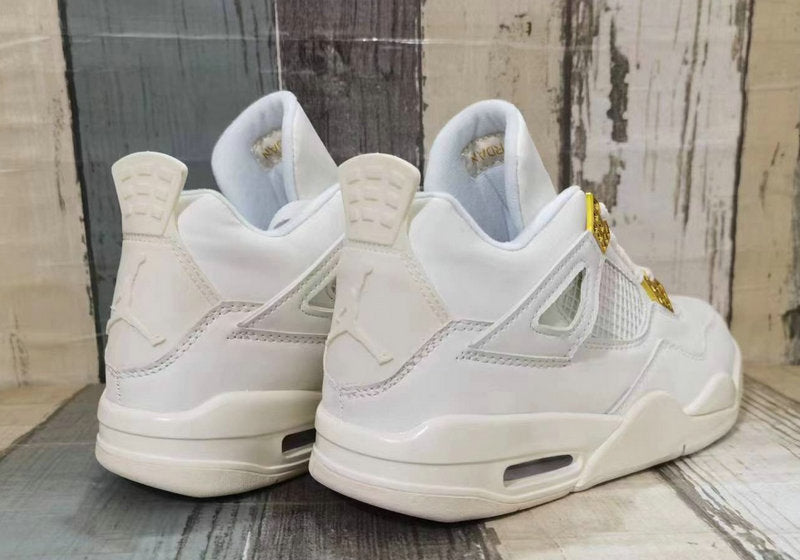 Les baskets grande taille Jordan 4 offrent le même style iconique que le modèle original, tout en répondant aux besoins des pointures supérieures.