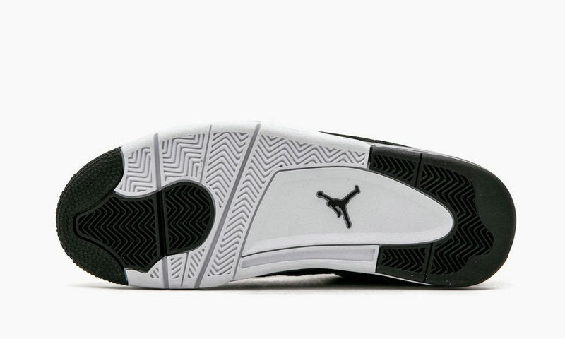 Les baskets grande taille Jordan 4 offrent le même style iconique que le modèle original, tout en répondant aux besoins des pointures supérieures.