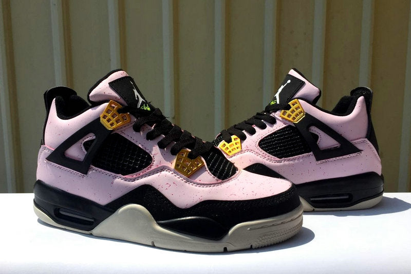 Les baskets grande taille Jordan 4 offrent le même style iconique que le modèle original, tout en répondant aux besoins des pointures supérieures.