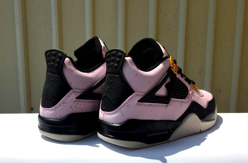 Les baskets grande taille Jordan 4 offrent le même style iconique que le modèle original, tout en répondant aux besoins des pointures supérieures.